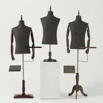 Благородна форма на облекло, текстилен калъф, половината от тялото, мъжки модел, манекен торс, на дървена основа с дървени подлакътници за витрини